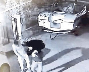 Teknenin motorunu çalıp sırtında götürdü!