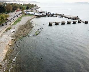 Kadıköy'de deniz çekildi, tedirginlik yaşandı