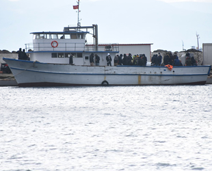 Kaçak göçmen taşıyan gemi kaptanı tutuklandı