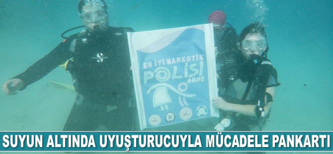 Suyun altında uyuşturucuyla mücadele pankartı açıldı