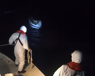 Kuşadası Körfezi’nde mahsur kalan 24 göçmen kurtarıldı