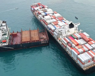 Endonezya’da iki konteyner gemisi çatıştı