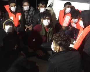 Mersin'de tekneleri su alan 19 düzensiz göçmen yakalandı