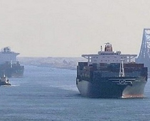Al Muraykh isimli konteyner gemisi, Süveyş Kanalı’nda karaya oturdu