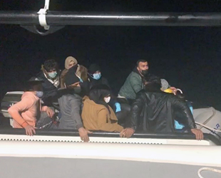 Sürüklenen teknedeki 12 kaçak göçmeni Sahil Güvenlik kurtardı