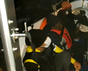 Sürüklenen bottaki 7 kaçak göçmeni Türk Sahil Güvenlik ekipleri kurtardı