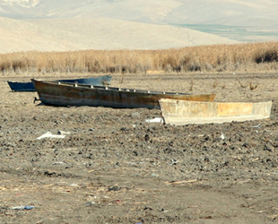 Eber Gölü tekne mezarlığına dönüştü