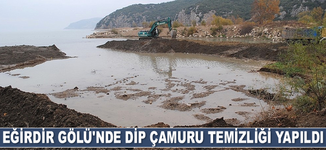 Eğirdir Gölü'nde dip çamuru temizliği yapıldı