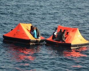 İzmir'de 69 kaçak göçmen kurtarıldı