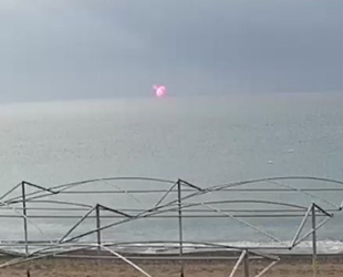 Deniz üzerinde belli aralıklarla ortaya çıkıyor, çıplak gözle seçilemiyor