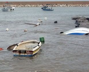 Erdemli Balıkçı Barınağı'nda 5 tekne alabora oldu