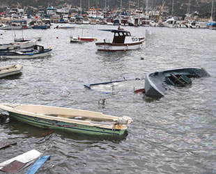Foça'da fırtına nedeniyle tekneler battı