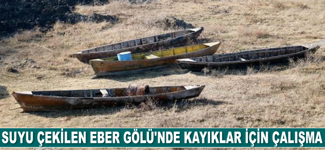 Suyu çekilen Eber Gölü’nde kayıklar için çalışma başlatıldı