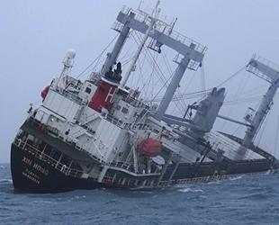 XIN HONG isimli gemi battı: 15 mürettebat kayıp