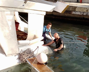 İzmir'de su alan ve içinde 3 kişi bulunan tekne kurtarıldı