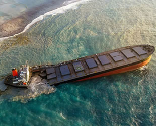 Morityus'ta karaya oturan gemiden bin ton petrol sızdı