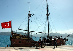 Marmaris'teki korsan teknesi ilgi çekiyor