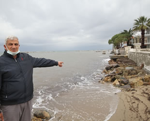 Ayvalık’ta kıyı erozyonu ürkütüyor