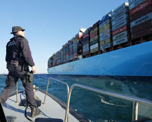 Arızalanan Maersk Elba isimli konteyner gemisi, tersaneye çekildi