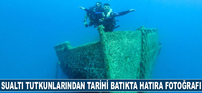 Sualtı tutkunları, Antalya'daki tarihi batıkta hatıra fotoğrafı çekiyor