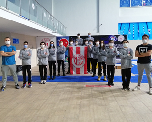 Antalyaspor yüzücüleri rekora doymuyor