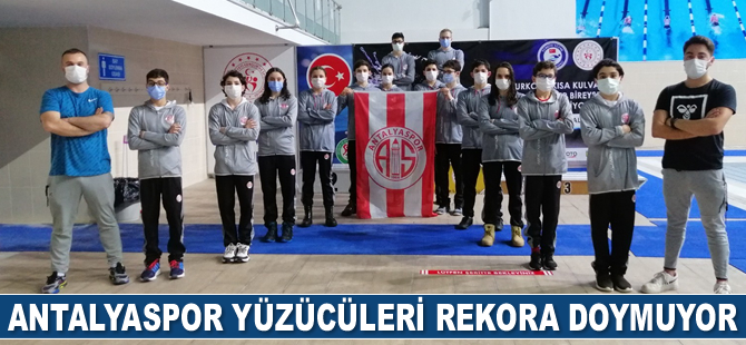 Antalyaspor yüzücüleri rekora doymuyor