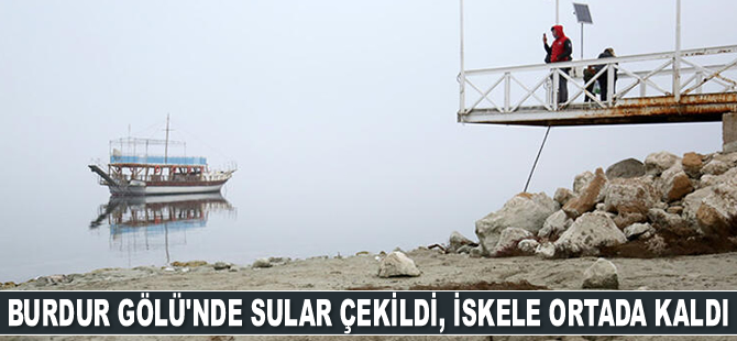 Burdur Gölü'nde sular çekildi, iskele ortada kaldı