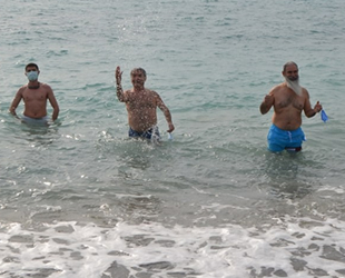 Mersin'de kış ortasında denize girme etkinliği düzenlendi