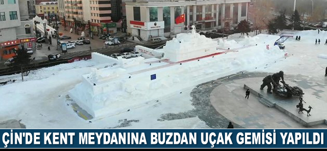 Çin’de kent meydanına buzdan uçak gemisi yapıldı