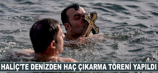 Haliç'te haç çıkarma töreni yapıldı