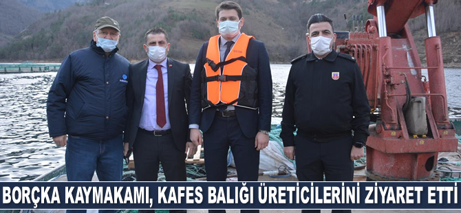Borçka Kaymakamı Ali Osman Bulat, kafes balığı üreticilerini ziyaret etti