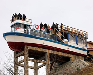 Tekneyi dağa çıkarıp kafeteryaya dönüştürdü