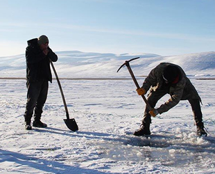 Donan Çıldır Gölü’nde eskimo usulü balık avı başladı