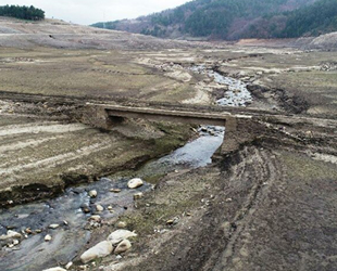 Baraj buharlaştı, tarihi köprü ortaya çıktı