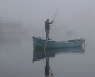 Balıkçılar, siste gölde kaybolmamak için teknolojiden yararlanıyor