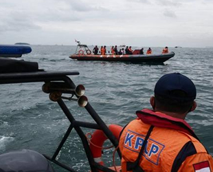 Endonezya’da düşen yolcu uçağı 53 gemi ile aranıyor