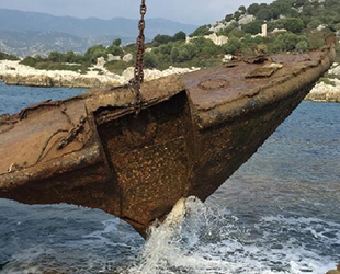 2011'de batan 'Zorbey' isimli gemi, parça parça kesilip su altından çıkartılıyor