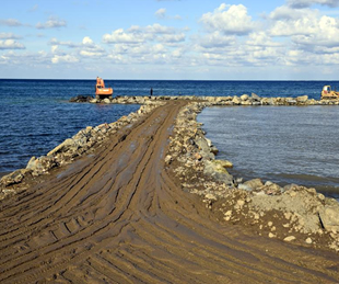 Yakakent’te dalgakıranların yapımına başlandı