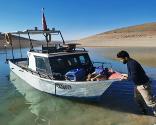 Koronavirüsten korunmak için baraj gölündeki adacığa yerleşti