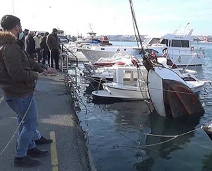 Silivri'de rüzgarın etkisiyle batan tekne kurtarıldı