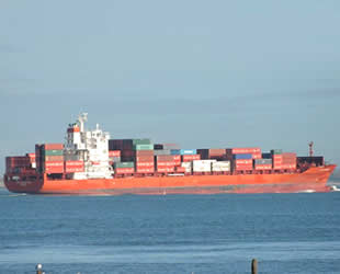 Gine Körfezi’nde saldırıya uğrayan M/V Mozart isimli konteyner gemisi, Gentil Limanı’na demir attı