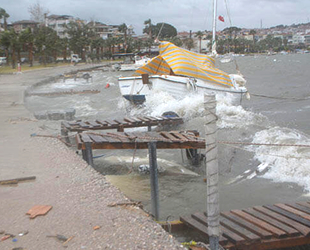 Ayvalık'ta şiddetli rüzgar nedeniyle tekneler battı