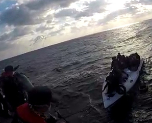 Mersin'de su alan teknedeki 16 göçmen kurtarıldı