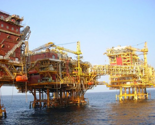 Küresel petrol üretimi Aralık’ta günde 580 bin varil arttı