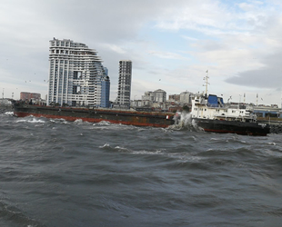 Zeytinburnu açıklarında sürüklenen Streamline adlı gemi, karaya oturdu