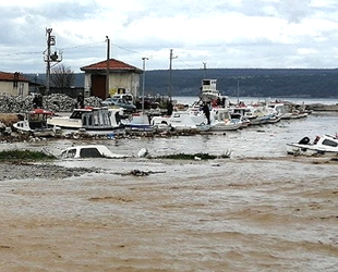 Kepez deresi taştı, tekneler battı