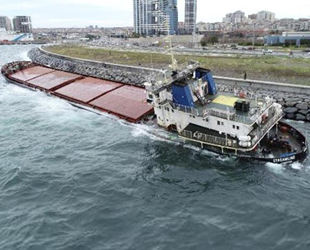 Zeytinburnu'nda karaya oturan gemi kurtarılmayı bekliyor