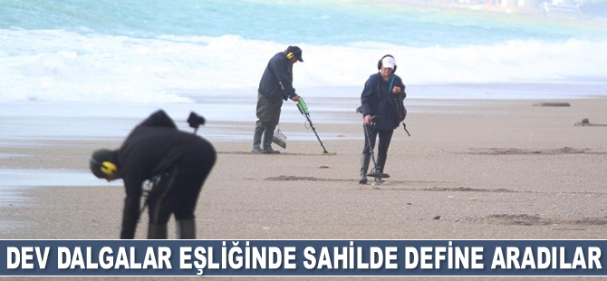 Dev dalgalar eşliğinde sahilde define aradılar