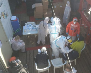 İtalya, Akdeniz'de kurtarılan 422 göçmene günler sonra liman açtı