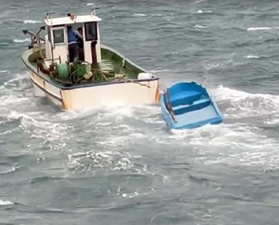 Lodosta sürüklenen sandalı batmaktan balıkçılar kurtardı